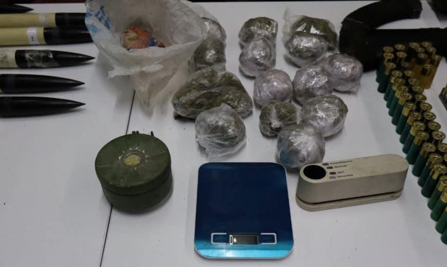 policija prilikom pretresa u lukavcu pronasla drogu oruzje i eksplozivna sredstva uhapsen muskarac