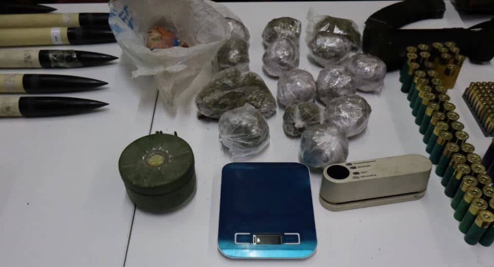 policija prilikom pretresa u lukavcu pronasla drogu oruzje i eksplozivna sredstva uhapsen muskarac