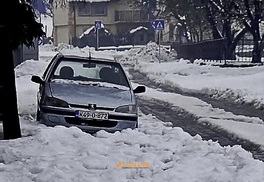 Bijeli kolaps u Tuzli: Borba na terenu, građani ogorčeni! (Foto)