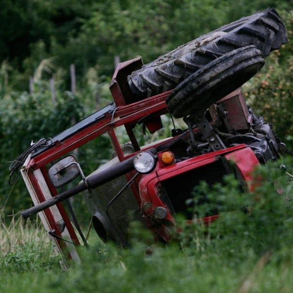 Muškarac poginuo u prevrtanju traktora