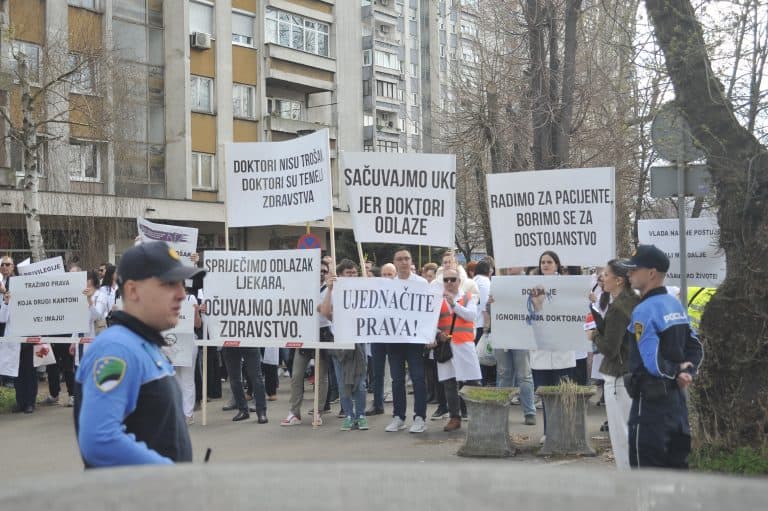 detalj sa protesta doktora i medicinara ispred zgrade vlade tk