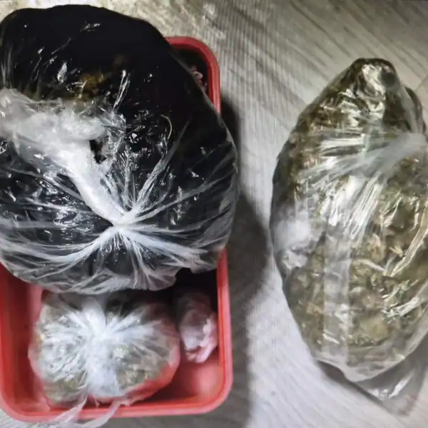 U Tuzli pronađeno oko dva kilograma droge i skoro 30.000 KM: Uhapšen muškarac