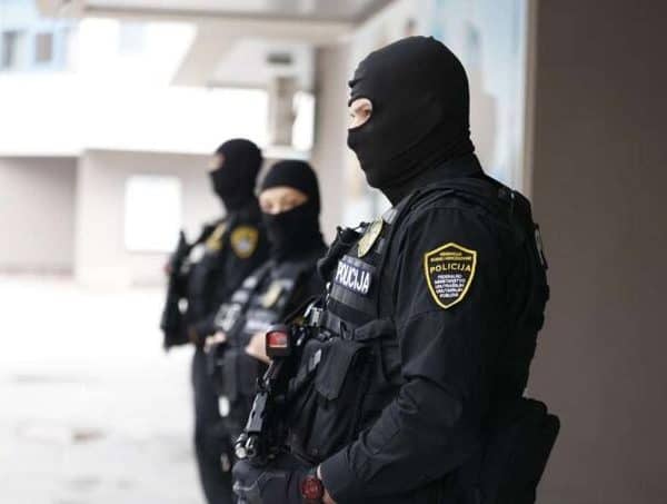 Afera stara devizna štednja: Pretresi u Ministarstvu finansija, dvoje uhapšeno