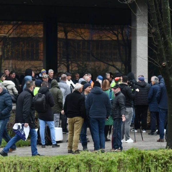 ispred zgrade vlade fbih danas su se okupili predstavnici federalnog udruzenja kamp boraca koji su vlastima dali rok od mjesec dana za ispunjenje zahtjeva ili slijedi blokada fbih