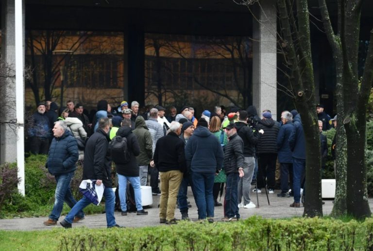 ispred zgrade vlade fbih danas su se okupili predstavnici federalnog udruzenja kamp boraca koji su vlastima dali rok od mjesec dana za ispunjenje zahtjeva ili slijedi blokada fbih