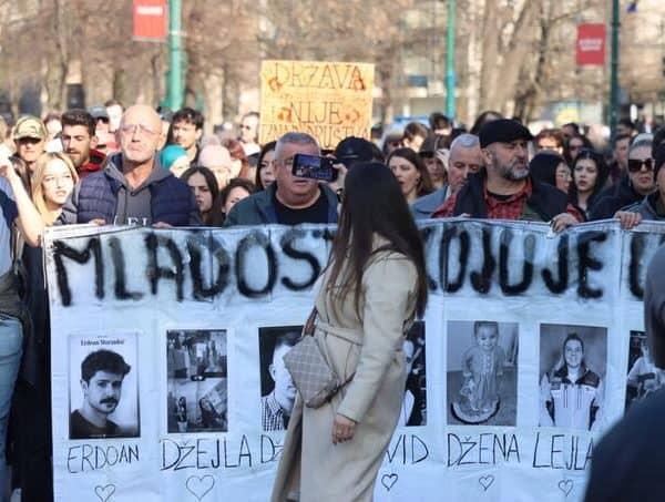 Buran dan u Sarajevu: Pada Vlada KS, građani se okupljaju