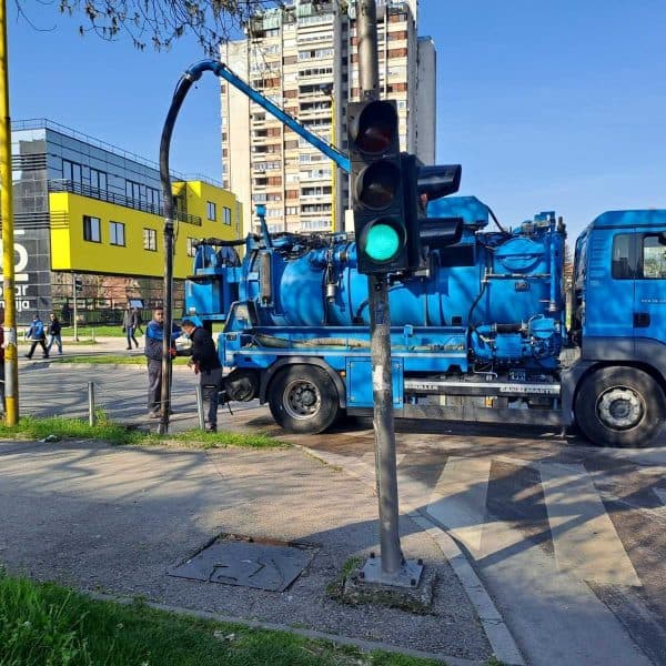 jkp vodovod i kanalizacija tuzla zapoceo radove na ciscenju slivnika na krticnim mjestima na saobracajnicama nakn sto je najavljena prognoza za naredne dane