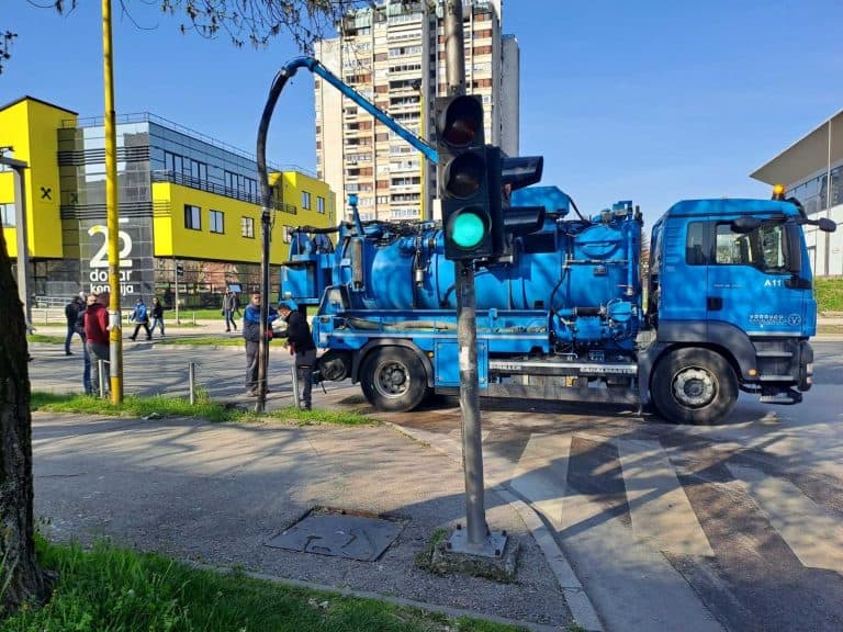 jkp vodovod i kanalizacija tuzla zapoceo radove na ciscenju slivnika na krticnim mjestima na saobracajnicama nakn sto je najavljena prognoza za naredne dane