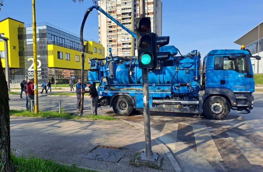 U Tuzli u toku čišćenje slivnika zbog najavljenih obilnih padavina