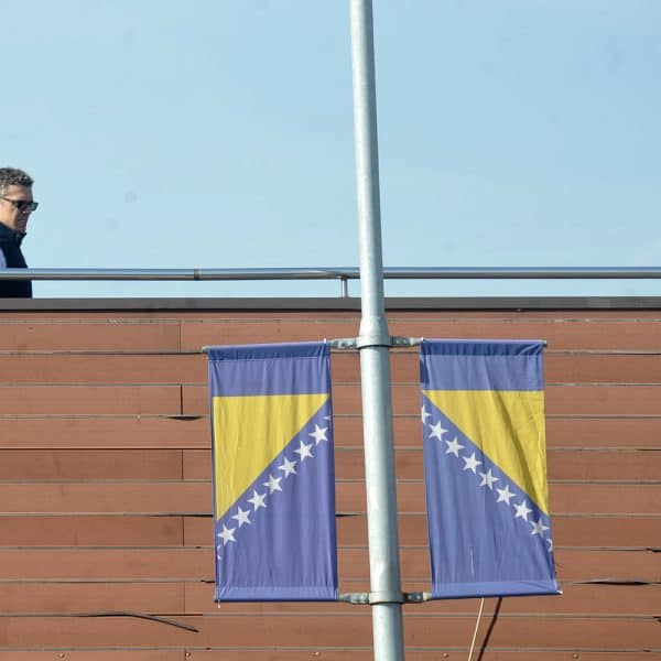 Dan nezavisnosti u Tuzli: Veliki broj građana uživa u sunčanom prazničnom danu (Foto)