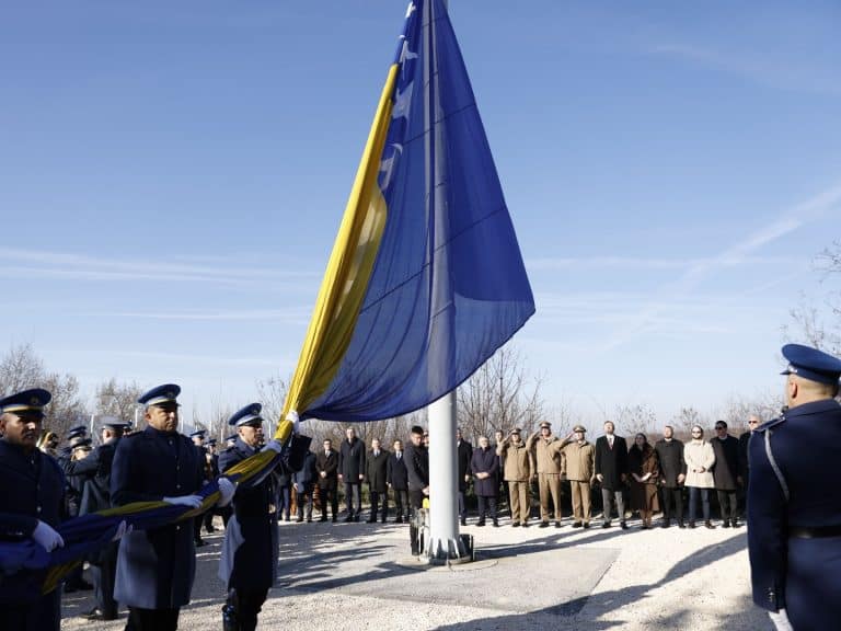 podizanjem drzavne zastave na brdu hum iznad sarajeva pocelo obiljezavanje dana nezavisnosti bih