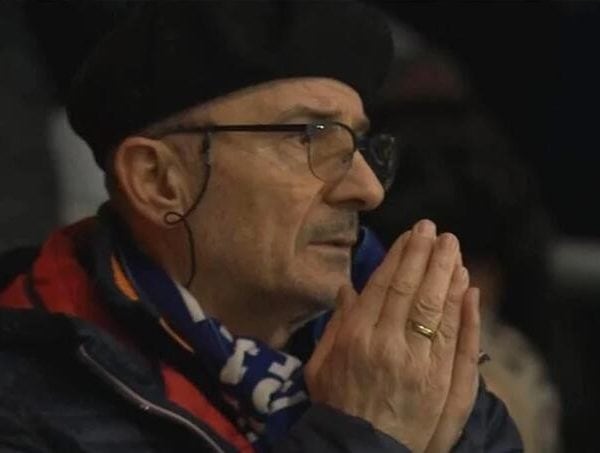 dedo koji je sinoc u cardifu privukao paznju sirom svijeta a koji se molio za pobjedu bih tokom izvodjenja penala je elvedin secic iz bugojna