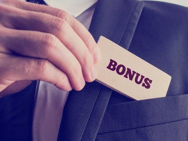 firma iz tuzle odlucila radnicima pokloniti slobodan dan ako bih izgubi od italije , a ako nasi fudbaleri pobjede tradnici ce dobiti novcani bonus i dva dana slobodno