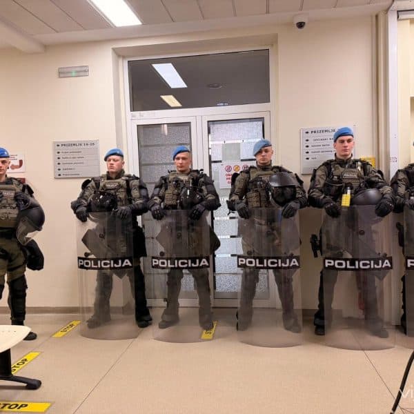 Jake policijske snage čuvaju Skupštinu KS