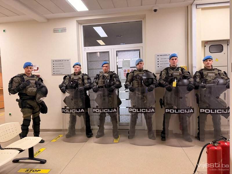 Jake policijske snage čuvaju Skupštinu KS