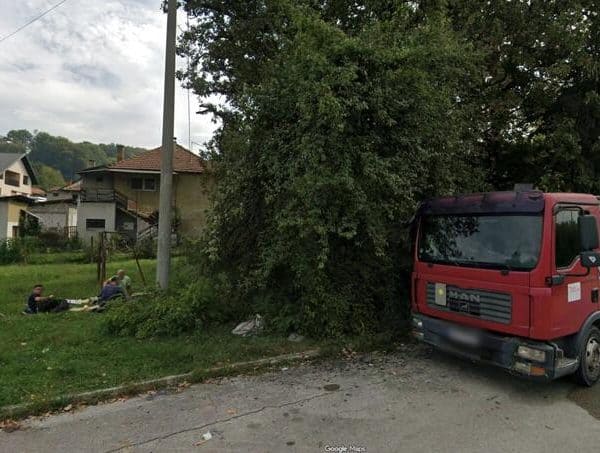 Hit fotografija iz Lukavca: Google Street View u BiH zabilježio zanimljiv detalj