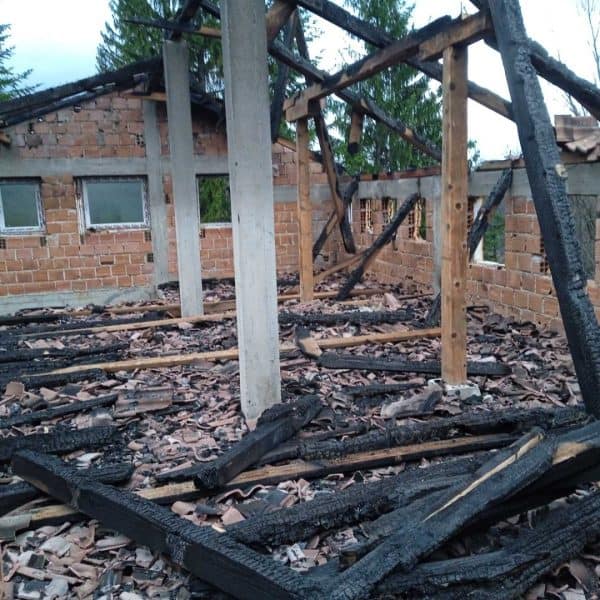 Vandali podmetnuli požar, izgorio kultni planinarski dom