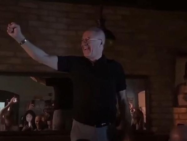 Mamić napravio show u Mostaru: Zbog sevdalinke se popeo na stol