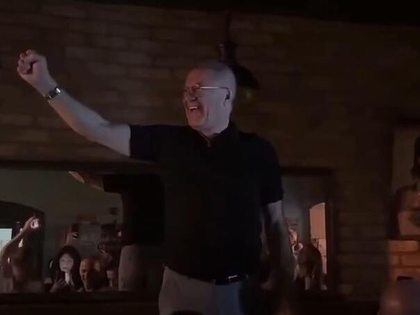 Mamić napravio show u Mostaru: Zbog sevdalinke se popeo na stol