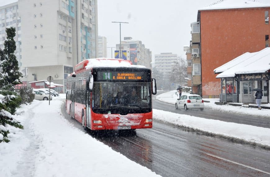 Snijeg usporio saobraćaj u Tuzli i otežao kretanje građana (Foto)