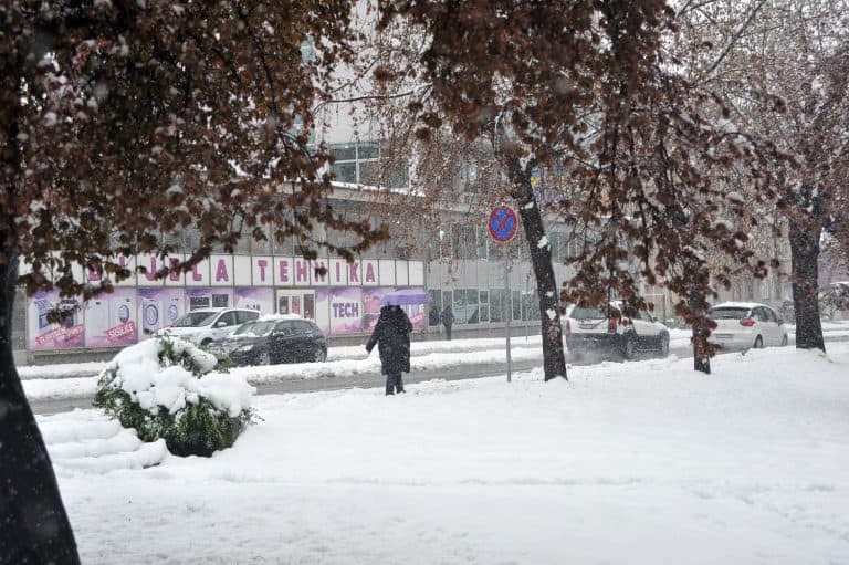 zima se ne predaje u pojedinim dijelovima bih snijeg i dalje pada i stvara velike probleme