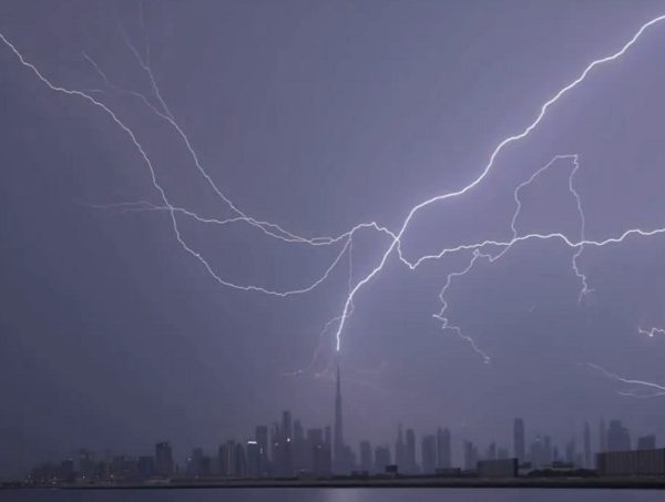 Munja pogodila najvišu zgradu na svijetu