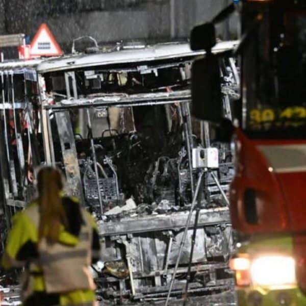 Muškarac se polio benzinom i zapalio u gradskom autobusu, poginulo šest osoba