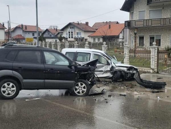 Teška saobraćajna nesreća kod Čelića, povrijeđene tri osobe