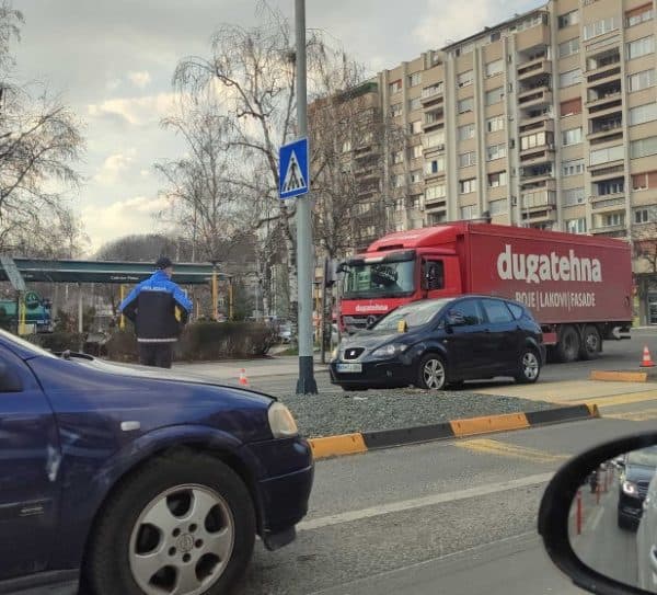 U tuzlanskom naselju Brčanska malta automobil udario pješakinju