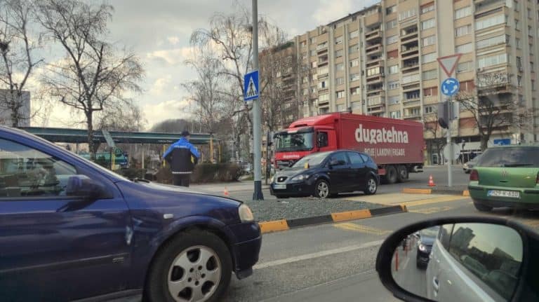 u saobracajnoj nesreci koja se dogodila u tuzlanskom naselju brcanska malta na krutznom toku autonmobil udario phjesakinju