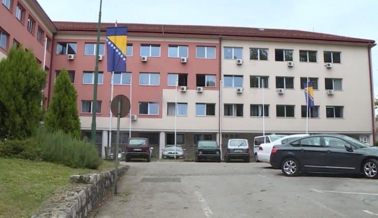 opcinski sud u bihacu odrediuio je jednomjesecnoi pritvor muskarcu 25-godisnjem zbog fizickohg i psihickog zlostavljanja djeteta od pertnerke