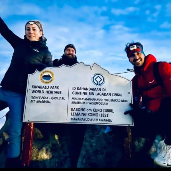 planinar elma kablar miran stambol i senad doric popeli se na najvisi vrh u maleziji