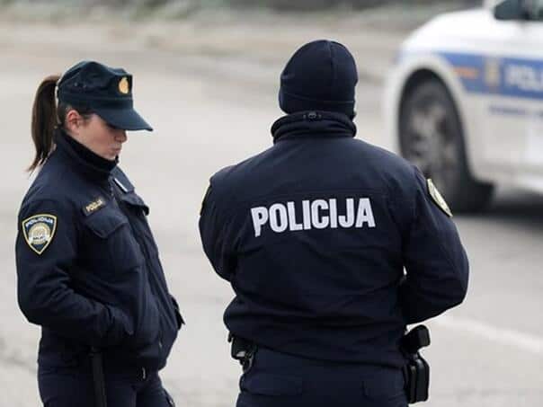 vozac iz bih pokusao prokrijumcariti migrante u hrvatsku a kada je otkriven vozilom krenuo na policajku