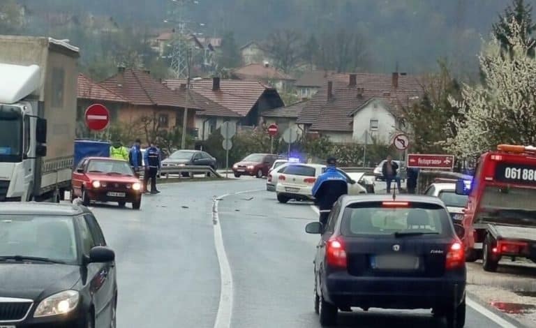 u saobracajnoj nesreci koja se oko 14 i 30 sati dogodila na magistralnom putu tuzla - sarajevo u mjestu djurdjevik prema prvim informacijama povrijejdjeno je vis eosoba