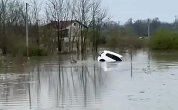 Bujica odnijela automobil s vozačem u Prijedoru