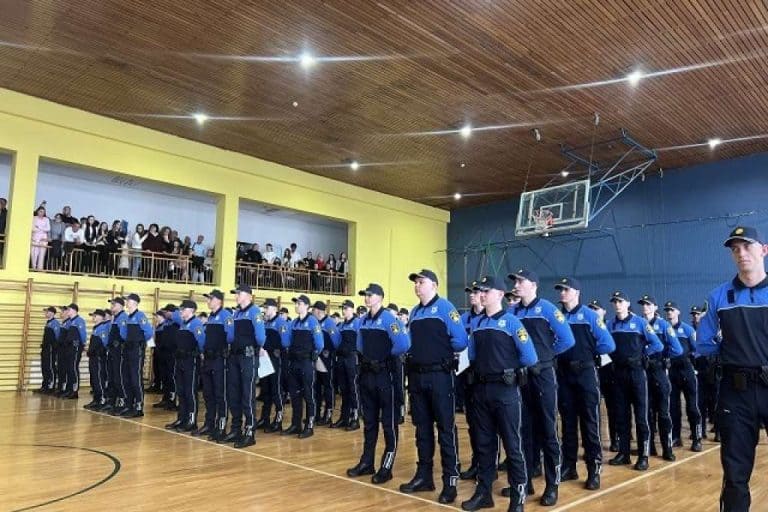 na policijskoj akaedemiji federalnog ministarstva unutrasnjih poslova danas je uprilicena promocija 51 generacije polaznika za cin policajca ovim je tk dobio 128 novih policijskih sluzbenika