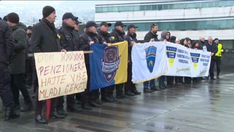 drzavni sluzbenici danas protestovali u sarajevu traze usvajanje budzeta bih