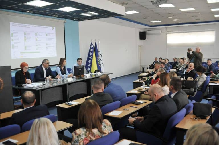 na vanrednoj sjednici hitnog katratktera skupstine tk koja jer odrzana danas smjenjen je predjssdnik ovog tijela zarko vujovic imenovanje novog rukovodstva zakazano za petak