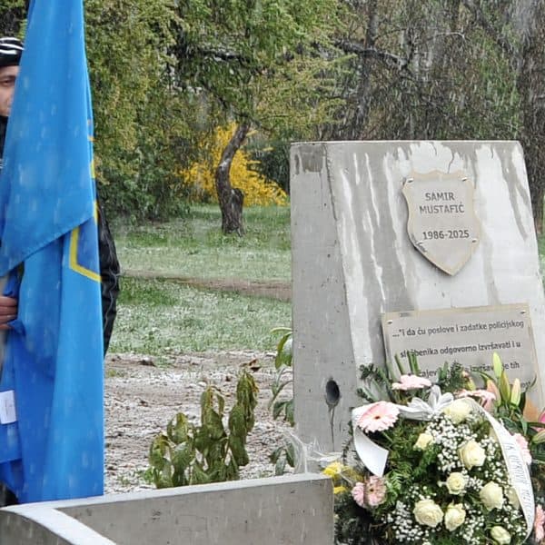 danas je u tuzli na mjjestu gdje je prije godinu dana usao u rijeku da spasi zivot muskarcu samir mustafic policajac otkriveno spomenobiljezje koje ce podsjecati na njegovu hrabrost