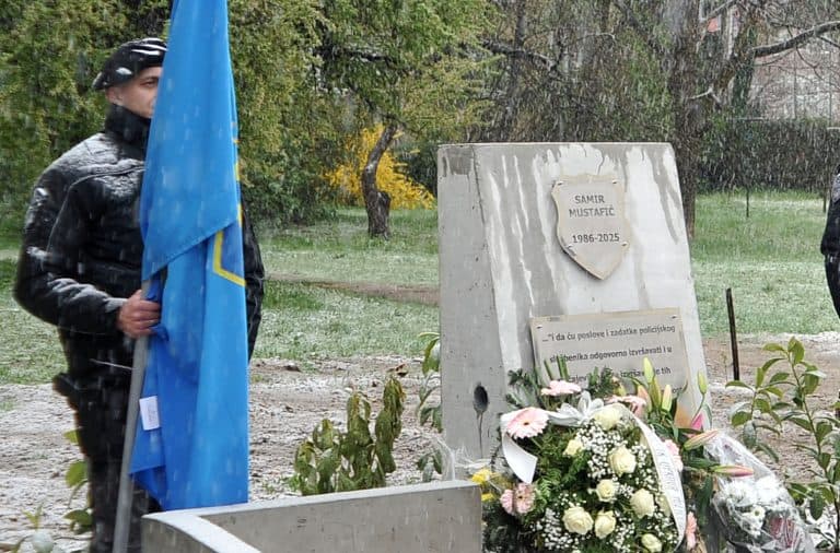 danas je u tuzli na mjjestu gdje je prije godinu dana usao u rijeku da spasi zivot muskarcu samir mustafic policajac otkriveno spomenobiljezje koje ce podsjecati na njegovu hrabrost