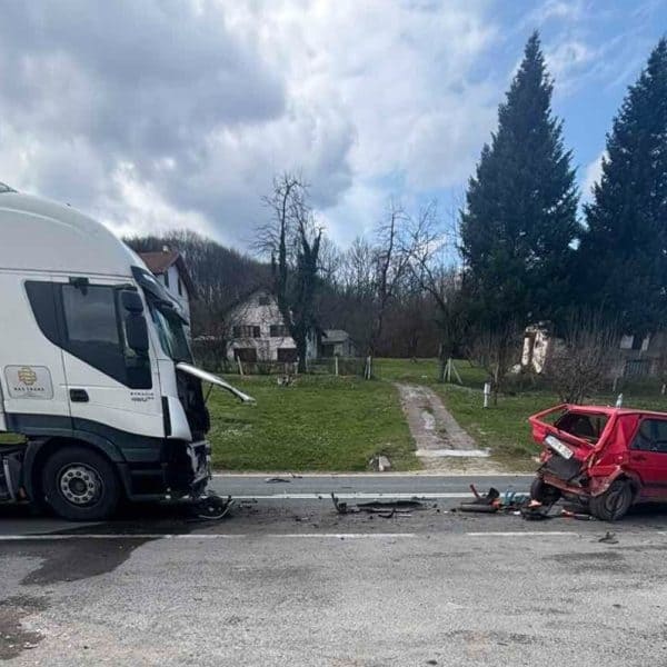 U teškoj saobraćajnoj nesreći kod Tuzle povrijeđena jedna osoba