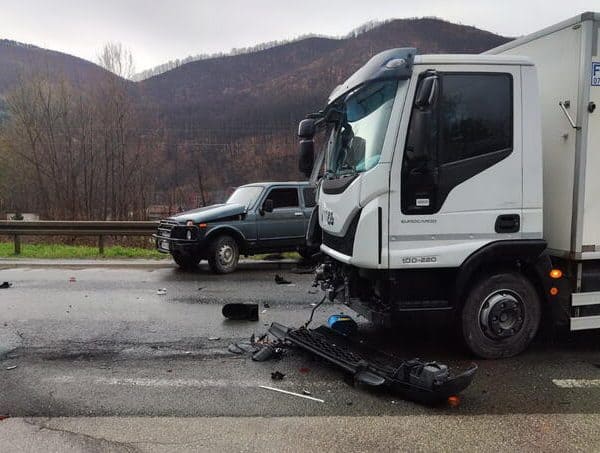 u dvije saobracajne nesrece koje su se dogodile u razmakiu od pet minuta kod maglaja itzepca povrijedhjeno je pet osoba