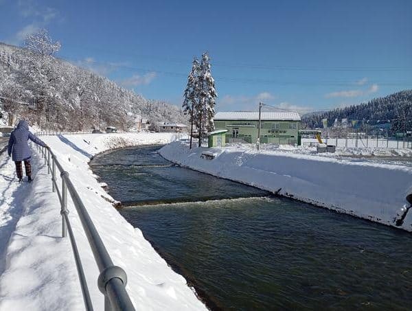 Traje potrga za pješakom koji je sinoć pao u rijeku Stupčanicu u Olovu