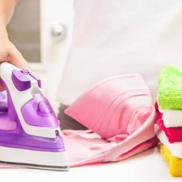 Najbrži trik za čišćenje pegle, svi ga imaju u kući