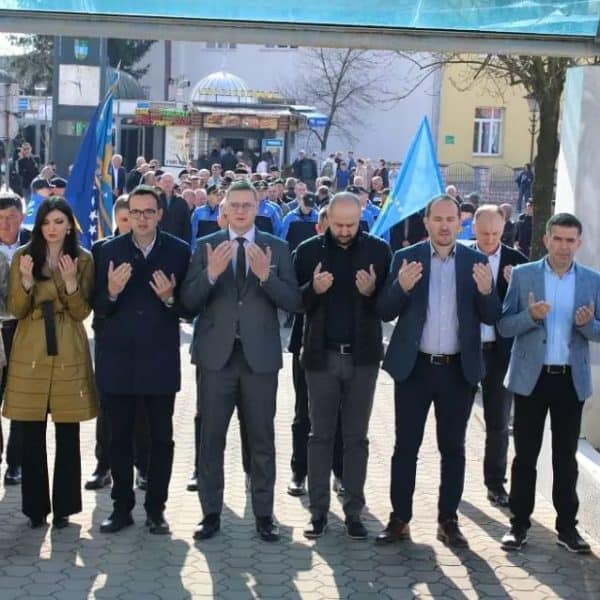 delegacija opcine kalesija polozila je cvijece na spomen obiljezje povodom 34 godisnjice od ubistva trojice kalesijskih policajaca