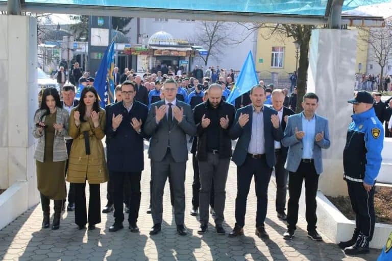 delegacija opcine kalesija polozila je cvijece na spomen obiljezje povodom 34 godisnjice od ubistva trojice kalesijskih policajaca