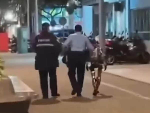 jucer se u kini desila nevjerovatna situacioja policija je uhapsila robota jer je prestrasio stariju zenu