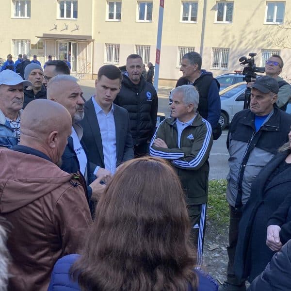 Protest radnika Koksare iz Lukavca: Od Vlade TK traže isplatu potraživanja