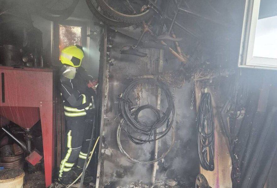 vatrogasci su jutros u sreberniku pravovremenom intervencijom ugasili pozar i sprijecili vecu materijalnu stetu