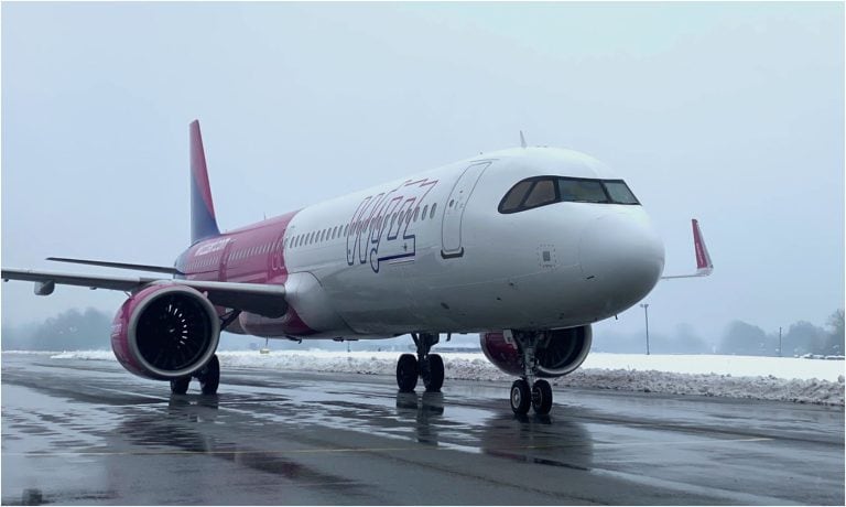 Aerodrom Tuzla, Wizz Air, bazni avion